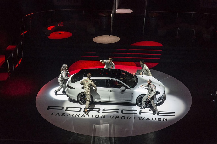 汽车庆典活动用引擎之声诠释着大品牌70年的历史文化，过瘾！