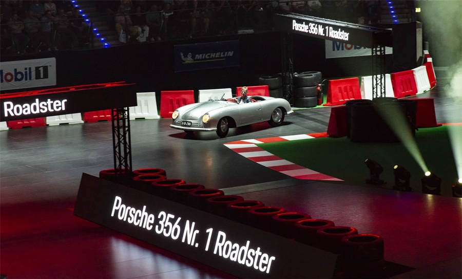 汽车庆典活动用引擎之声诠释着大品牌70年的历史文化，过瘾！