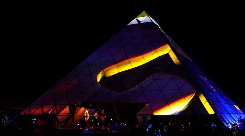 多媒体投影映射庆典活动首次在25米高的金字塔上亮相了