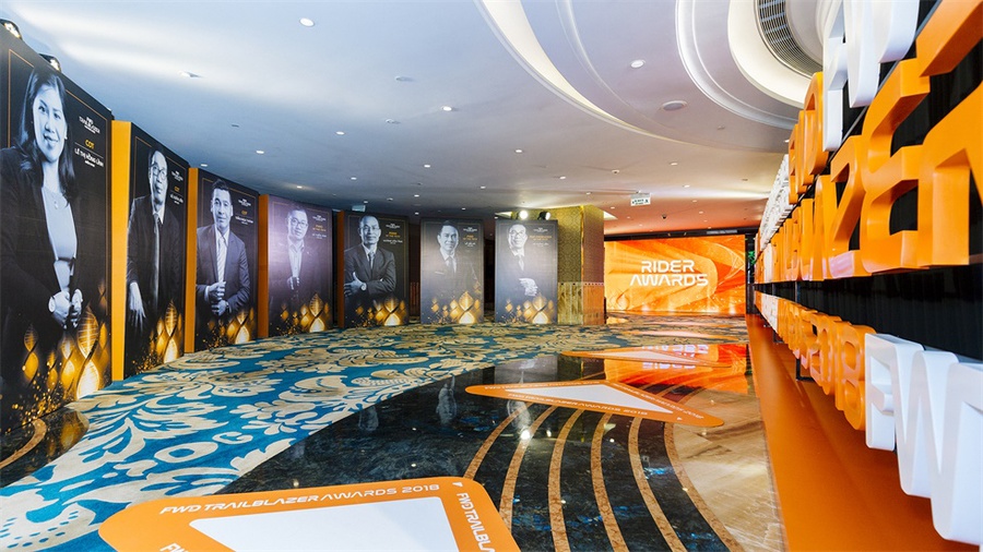 保险行业的开拓者奖颁奖典礼活动现场金碧辉煌、星光熠熠