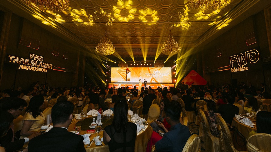 保险行业的开拓者奖颁奖典礼活动现场金碧辉煌、星光熠熠