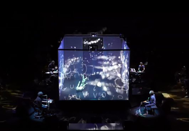 将现实与虚拟联系在一起的表演和展览策划令人眼花缭乱