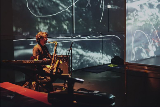 将现实与虚拟联系在一起的表演和展览策划令人眼花缭乱