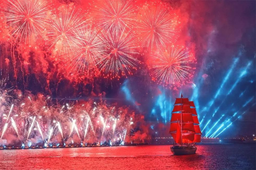 俄罗斯“红帆节”庆典活动太亮眼了，冬宫广场秒变真正的“造船场”