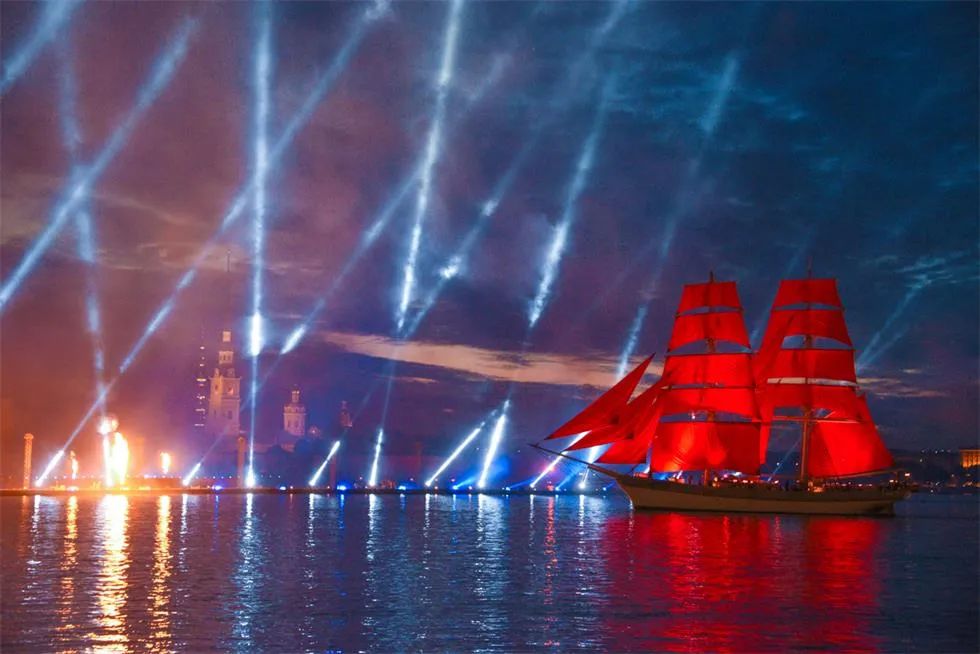 俄罗斯“红帆节”庆典活动太亮眼了，冬宫广场秒变真正的“造船场”