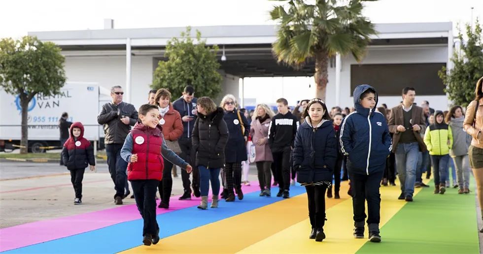 360º视频映射的周年庆典活动只用常见和简单的视觉元素就实现了预期效果