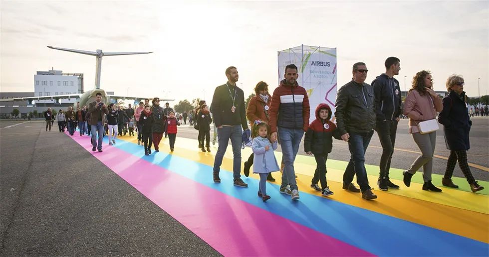 360º视频映射的周年庆典活动只用常见和简单的视觉元素就实现了预期效果