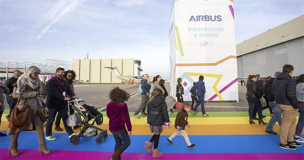 360º视频映射的周年庆典活动只用常见和简单的视觉元素就实现了预期效果