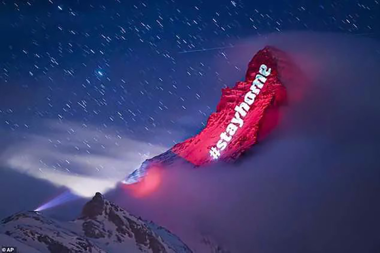 疫情当下，各国灯光秀展览活动传递着抗疫正能量与热切期盼