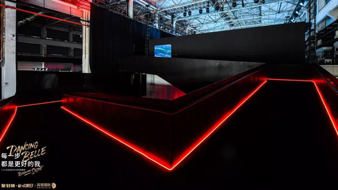 现场直击国际时尚年度盛典活动，欣赏5大篇章走秀感受视听震撼