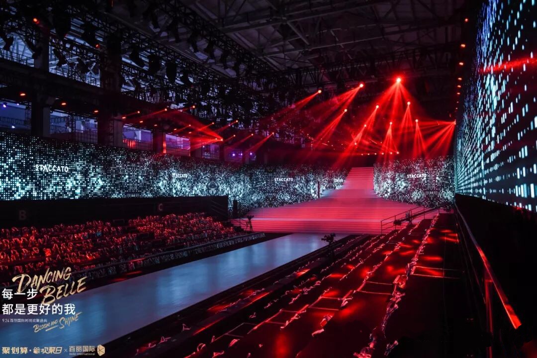 现场直击国际时尚年度盛典活动，欣赏5大篇章走秀感受视听震撼