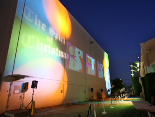 动画剧集的十周年庆典活动现场风趣幽默，剪纸技术也被应用在活动装饰上