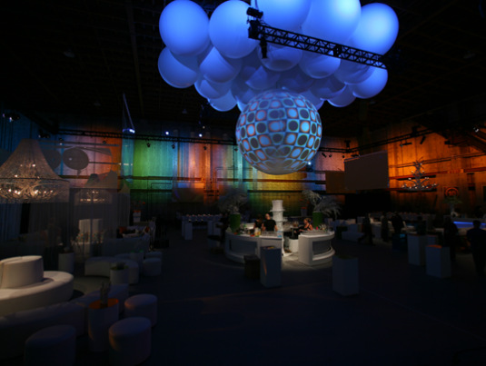 动画剧集的十周年庆典活动现场风趣幽默，剪纸技术也被应用在活动装饰上