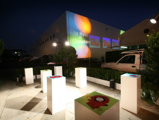 动画剧集的十周年庆典活动现场风趣幽默，剪纸技术也被应用在活动装饰上