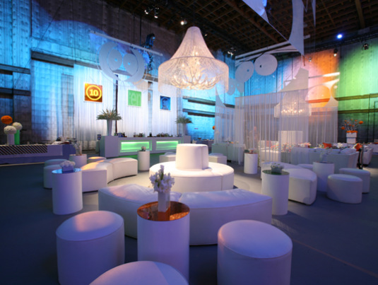 动画剧集的十周年庆典活动现场风趣幽默，剪纸技术也被应用在活动装饰上