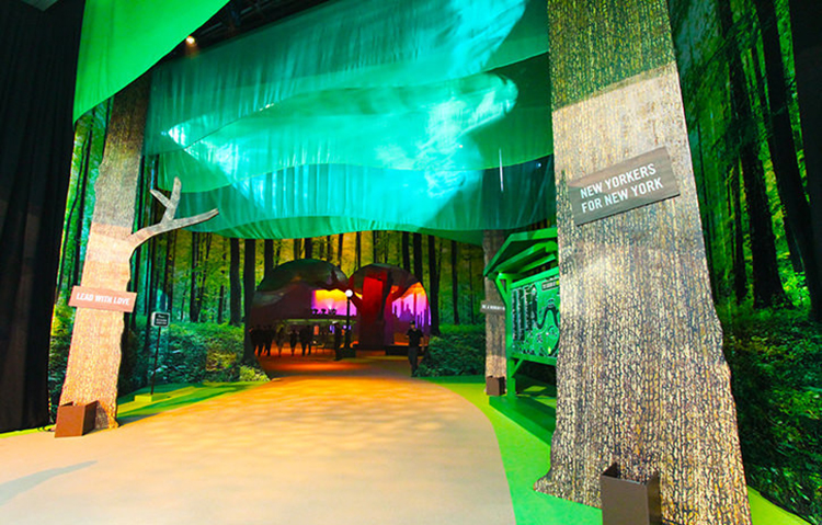 年度慈善派对活动被策划设计成一个活泼生动的纽约城市公园