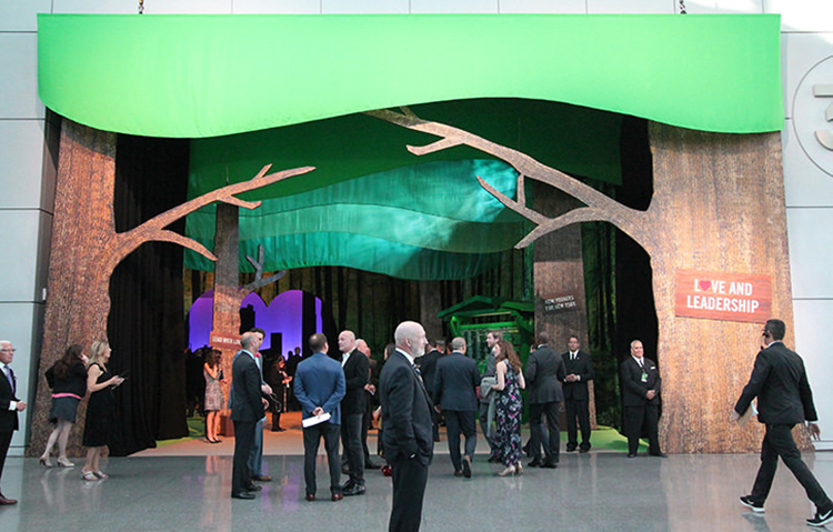 年度慈善派对活动被策划设计成一个活泼生动的纽约城市公园