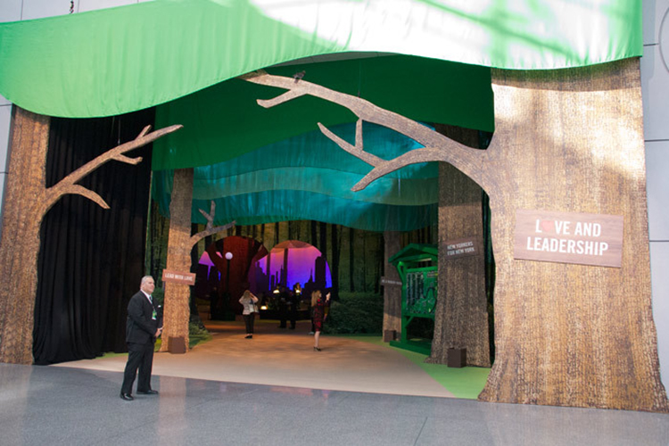 年度慈善派对活动被策划设计成一个活泼生动的纽约城市公园