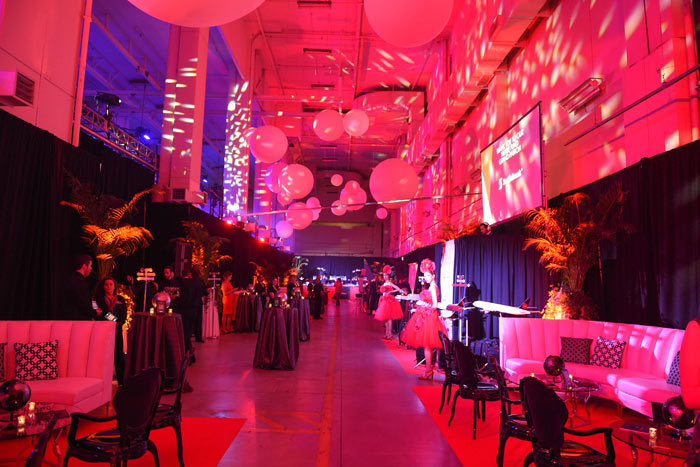 航空公司的慈善晚宴活动直接开了一条飞机跑道，还有飞机悬挂在头顶