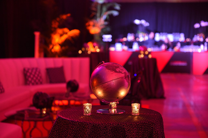 航空公司的慈善晚宴活动直接开了一条飞机跑道，还有飞机悬挂在头顶