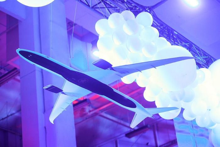 航空公司的慈善晚宴活动直接开了一条飞机跑道，还有飞机悬挂在头顶