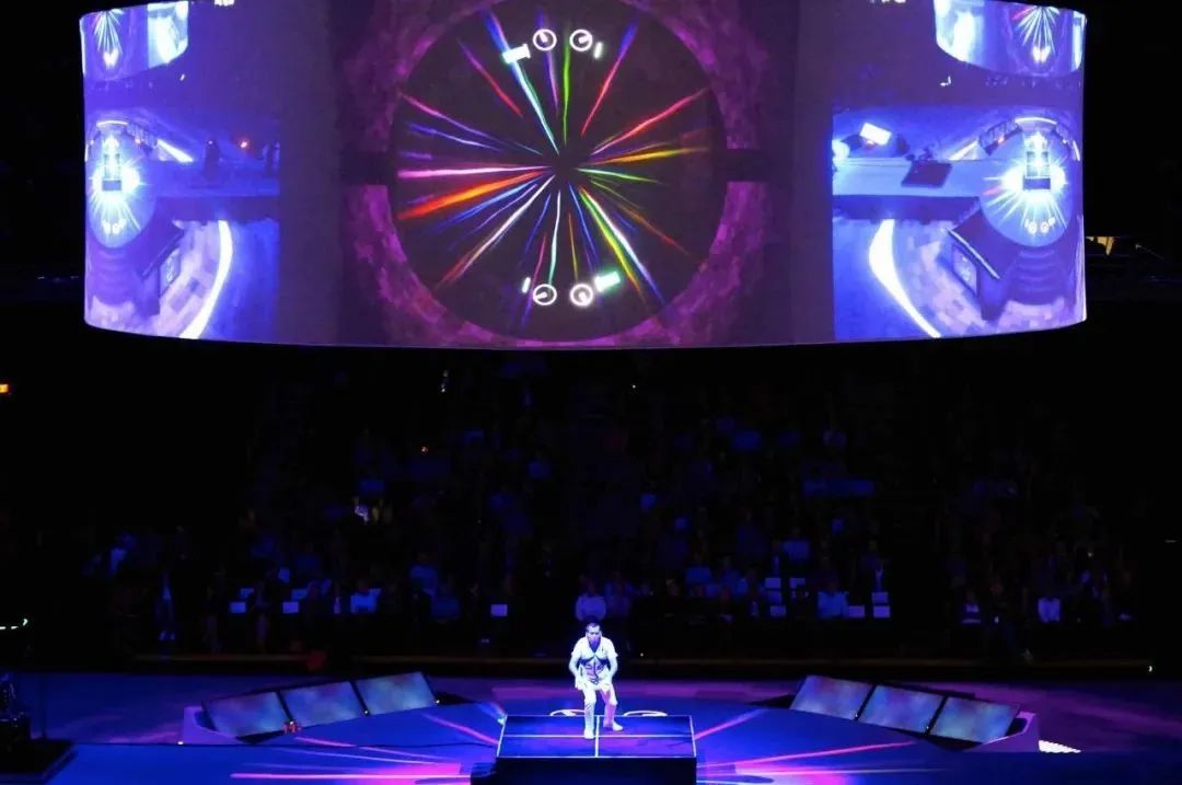 用动作就能操纵视觉的演出活动未来气息满满,身临其境的视觉效果很大胆