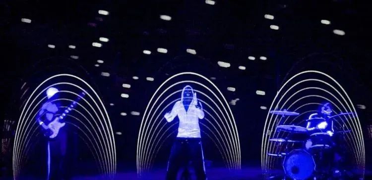 用动作就能操纵视觉的演出活动未来气息满满,身临其境的视觉效果很大胆