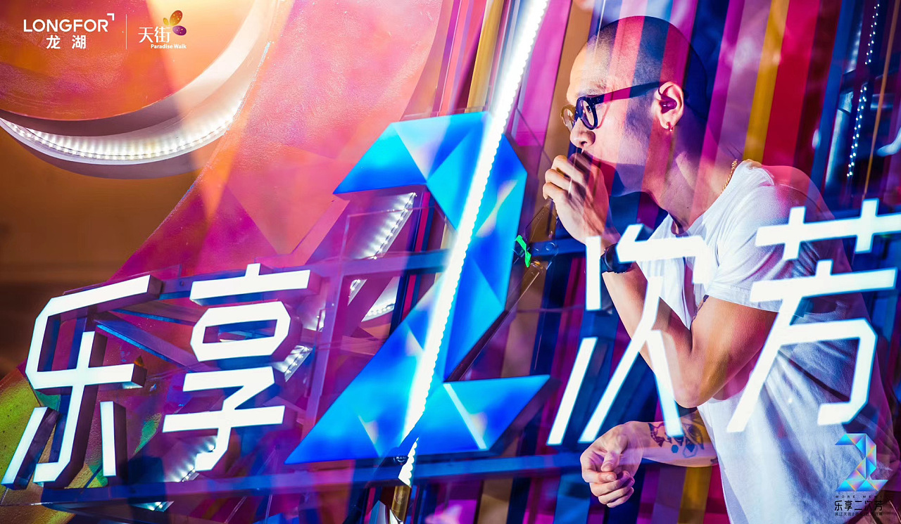 在舞台上加上冰屏的开业庆典活动更炫彩，镭射元素布场更切合活动主题