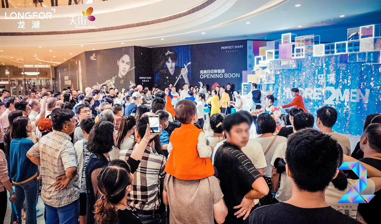 在舞台上加上冰屏的开业庆典活动更炫彩,镭射元素布场更切合活动主题