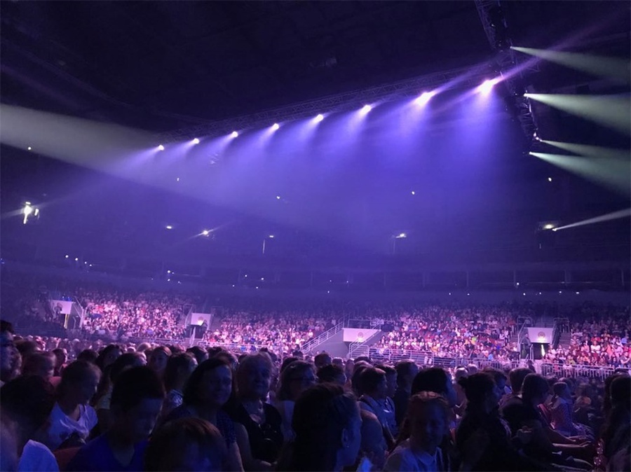 周年庆典活动策划的这个开幕活动融合了不同领域的700名艺术家,燃爆现场