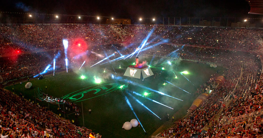 梯形屏幕的舞美设计点燃了冠军庆典活动现场，策划亮点层层点亮现场