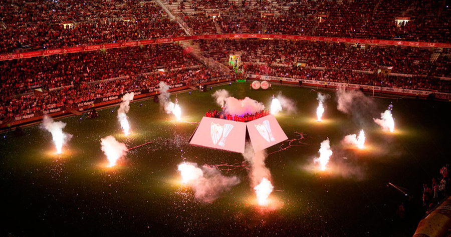 梯形屏幕的舞美设计点燃了冠军庆典活动现场，策划亮点层层点亮现场