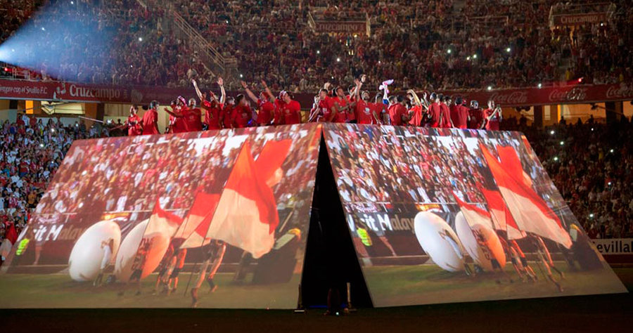 梯形屏幕的舞美设计点燃了冠军庆典活动现场，策划亮点层层点亮现场