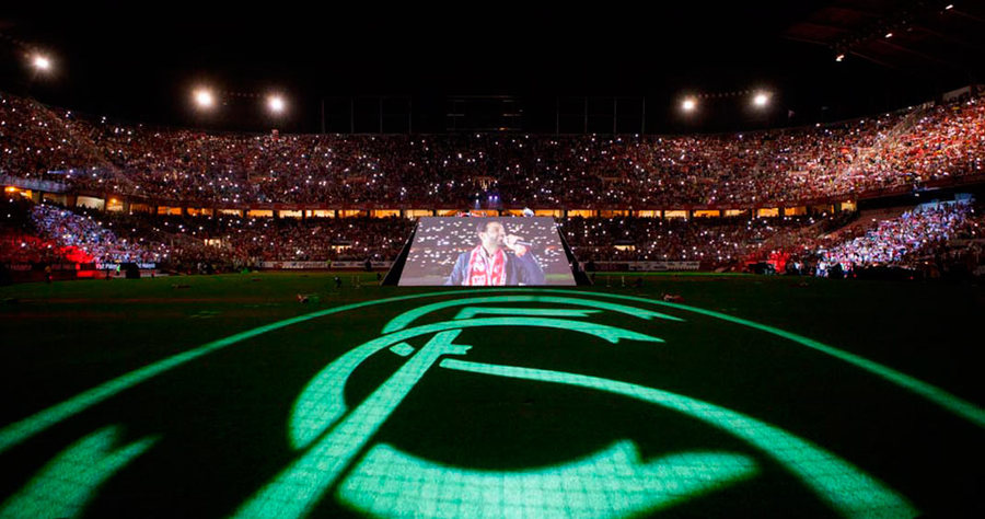 梯形屏幕的舞美设计点燃了冠军庆典活动现场，策划亮点层层点亮现场