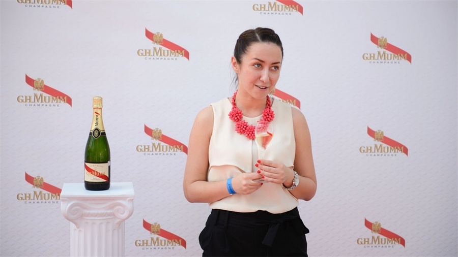 香槟酒的推广活动策划噱头不是产品，竟是50米高空的举办场地