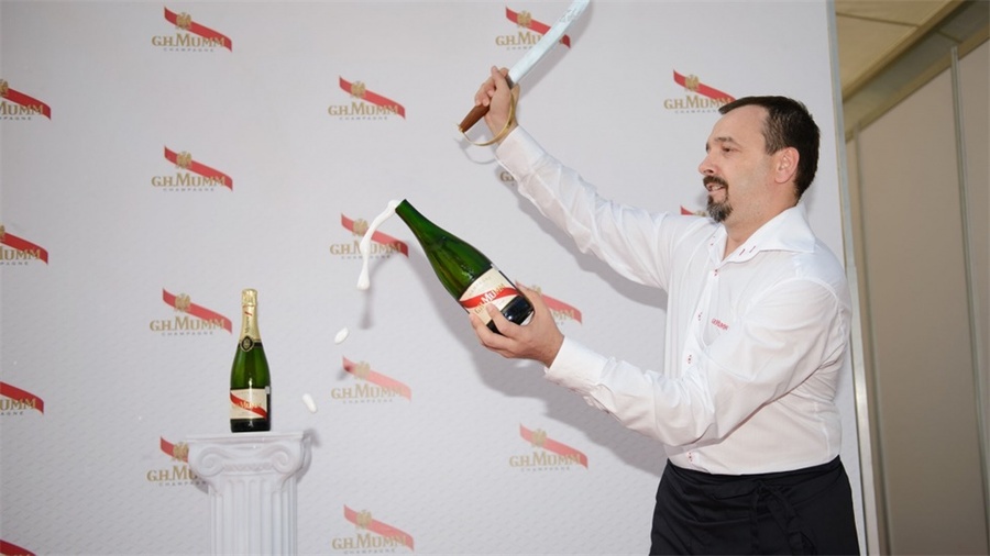 香槟酒的推广活动策划噱头不是产品，竟是50米高空的举办场地