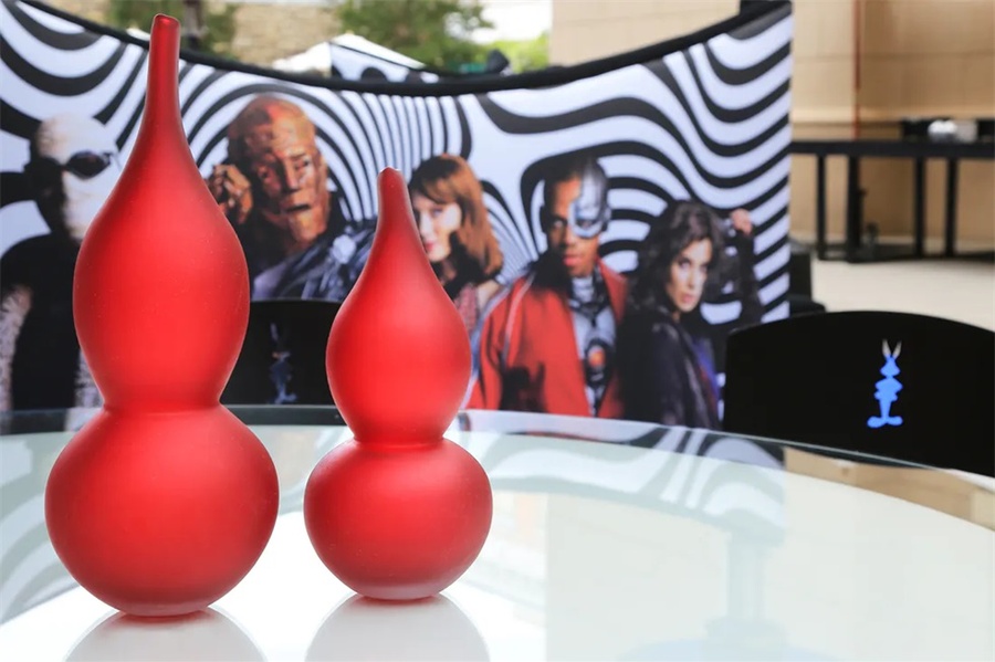 像素化黑白点搭配着线条的设计成就了这次推广活动策划的全新亮点