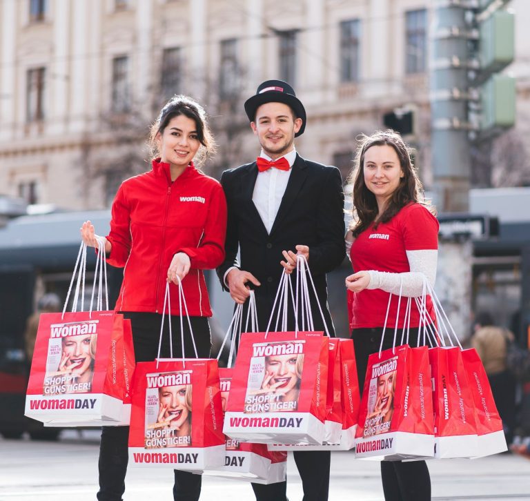 妇女节推广活动策划的主角是一个“超大”购物袋，好玩！