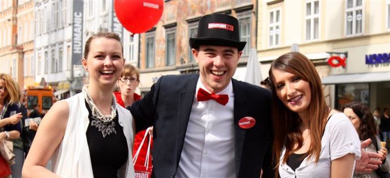 妇女节推广活动策划的主角是一个“超大”购物袋，好玩！