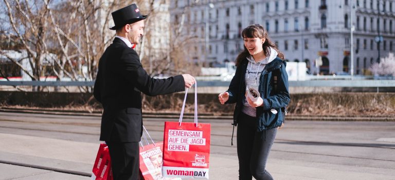 妇女节推广活动策划的主角是一个“超大”购物袋，好玩！