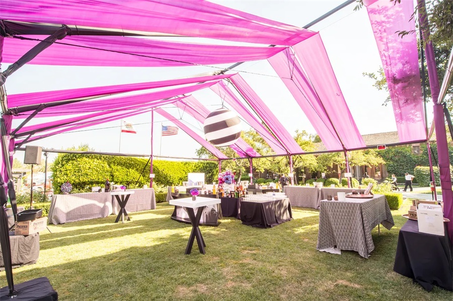 户外派对活动策划的粉红色窗帘搭建的露天帐篷舒适感极强