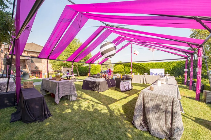 户外派对活动策划的粉红色窗帘搭建的露天帐篷舒适感极强