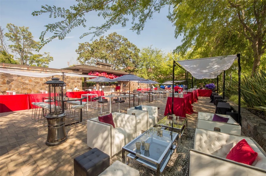 户外派对活动策划的粉红色窗帘搭建的露天帐篷舒适感极强