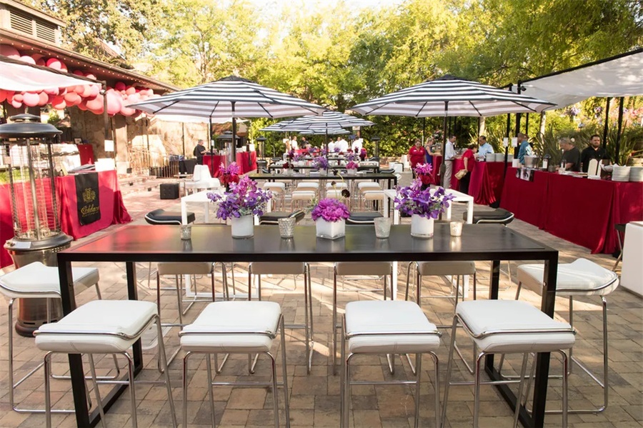 户外派对活动策划的粉红色窗帘搭建的露天帐篷舒适感极强