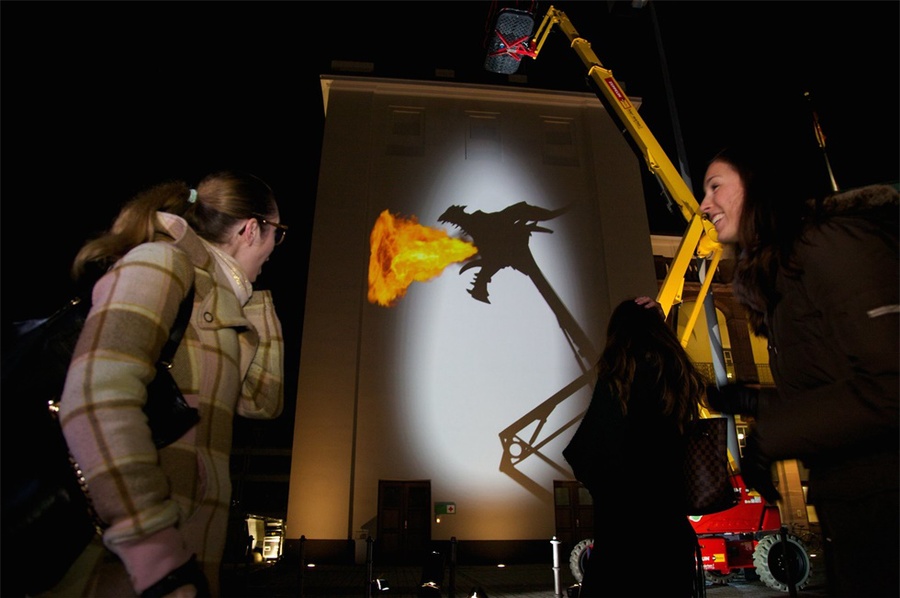 机械设备租赁公司的推广活动策划采用了视频映射，好玩好玩