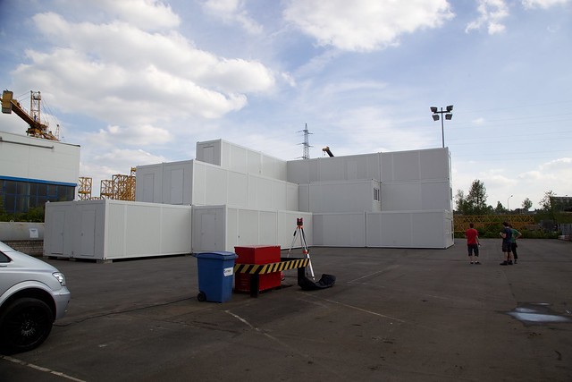 把视频映射活动投放在集装箱上，创意很新颖呢