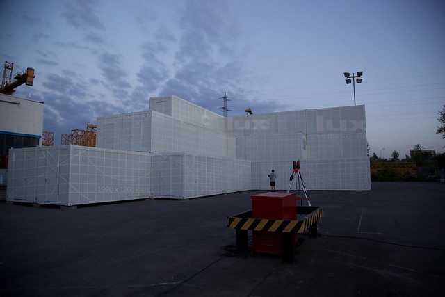 把视频映射活动投放在集装箱上，创意很新颖呢