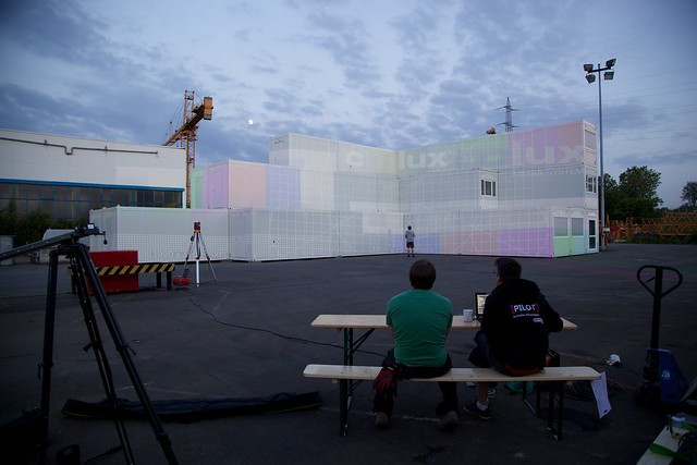 把视频映射活动投放在集装箱上，创意很新颖呢