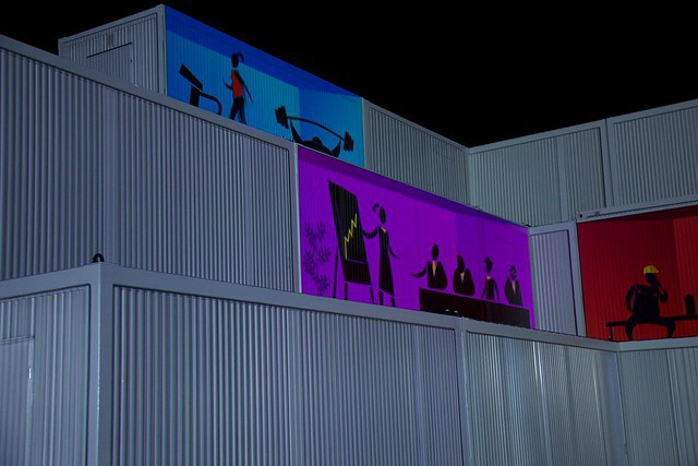 把视频映射活动投放在集装箱上，创意很新颖呢