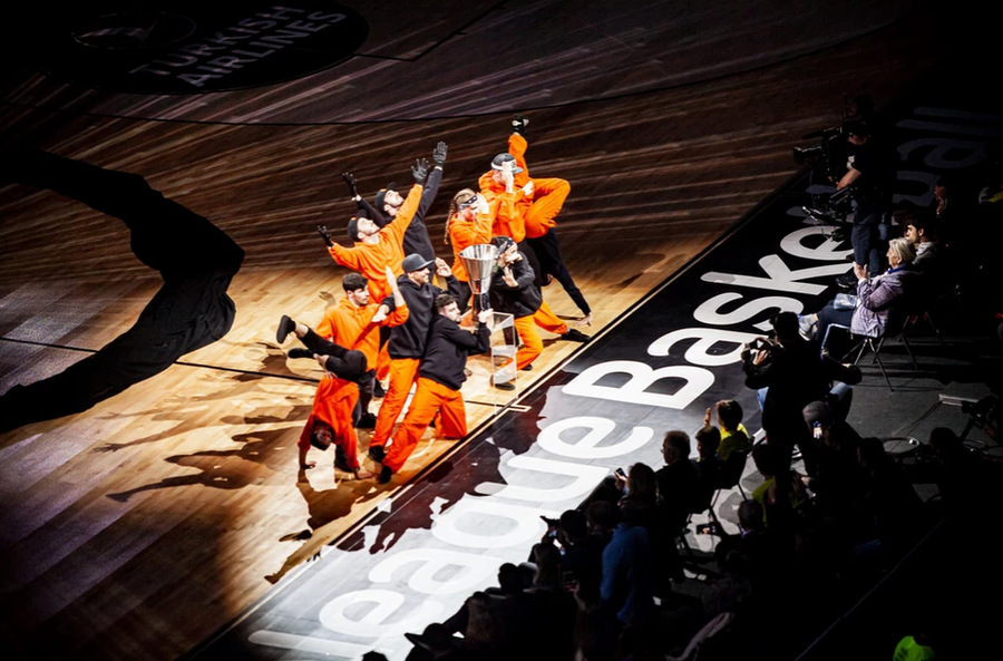 航空杯欧洲联赛的庆典活动策划的圆柱形纱幕成为视觉焦点